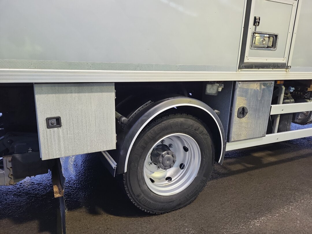 Mercedes-Benz Atego 1330 4x4 Atego 1330 4x4, Iso-Koffer mit Heizung und LBW - Camión caja cerrada: foto 5 Mercedes-Benz Atego 1330 4x4 Atego 1330 4x4, Iso-Koffer mit Heizung und LBW - Camión caja cerrada: foto 5