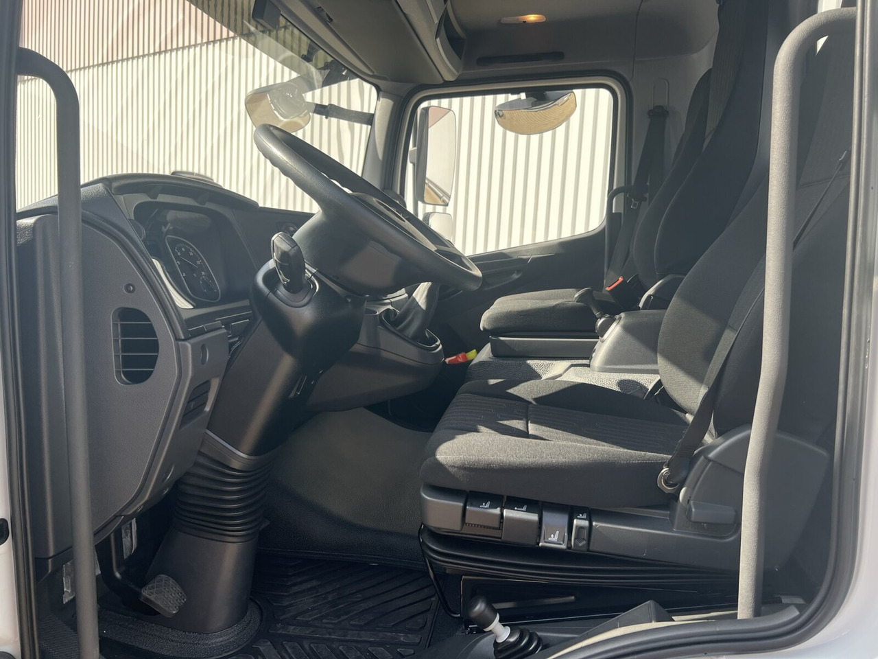 Mercedes-Benz Atego 818 K 4x2 Atego 818 K 4x2, 2x AHK, Meiller-Kipper, mehrfach Vorhanden! - Camión volquete: foto 4 Mercedes-Benz Atego 818 K 4x2 Atego 818 K 4x2, 2x AHK, Meiller-Kipper, mehrfach Vorhanden! - Camión volquete: foto 4