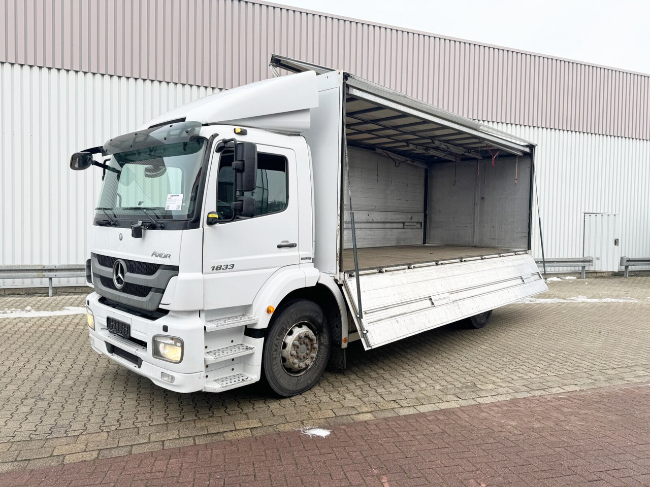 Mercedes-Benz Axor 1833 L 4x2 Axor 1833 L 4x2, Getränkekoffer - Camión caja cerrada: foto 1 Mercedes-Benz Axor 1833 L 4x2 Axor 1833 L 4x2, Getränkekoffer - Camión caja cerrada: foto 1