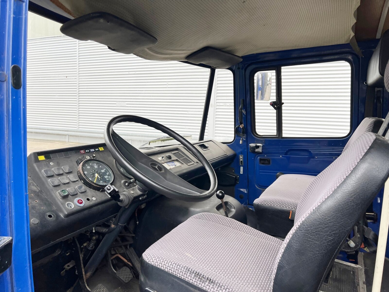 Foto del interior 1: Camión lona Mercedes-Benz L 407 D 4x2 Doka L 407 D 4x2 Doka, Ex-THW