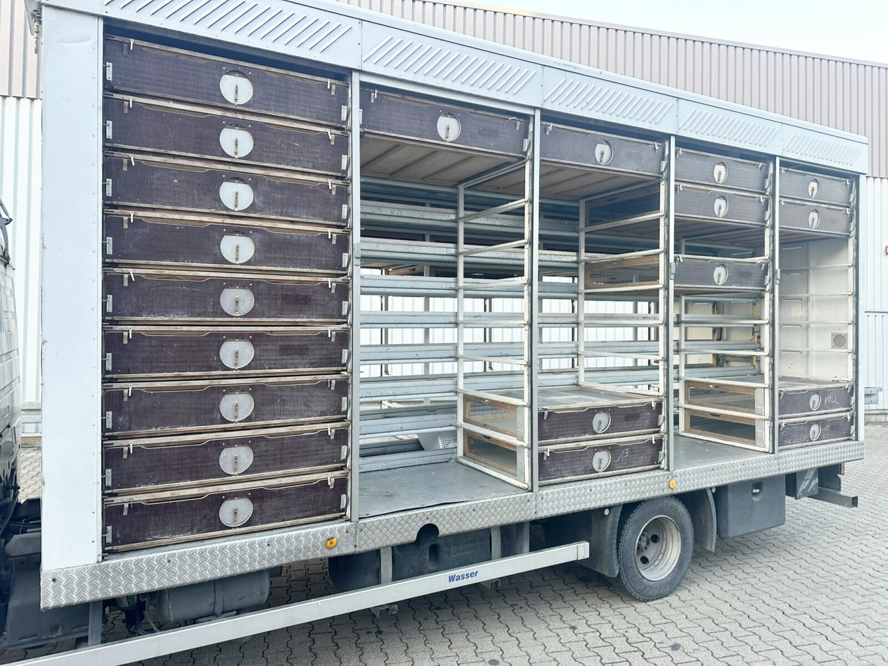 Mercedes-Benz LK 817 4x2 LK 817 4x2, Taubentransporter - Camión caja cerrada: foto 4 Mercedes-Benz LK 817 4x2 LK 817 4x2, Taubentransporter - Camión caja cerrada: foto 4