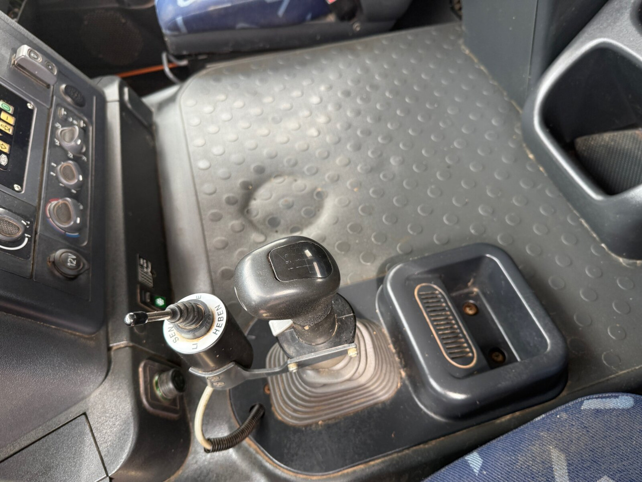 Trakker AT190T33W/P 4x4 Trakker AT190T33W/P 4x4, Winterdienstausstattung - Camión multibasculante: foto 3 Trakker AT190T33W/P 4x4 Trakker AT190T33W/P 4x4, Winterdienstausstattung - Camión multibasculante: foto 3