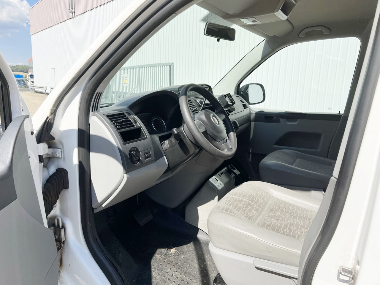 Volkswagen T5 2.0 TDI 4x2 T5 2.0 TDI 4x2, Krankenwagen - Ambulancia: foto 3 Volkswagen T5 2.0 TDI 4x2 T5 2.0 TDI 4x2, Krankenwagen - Ambulancia: foto 3