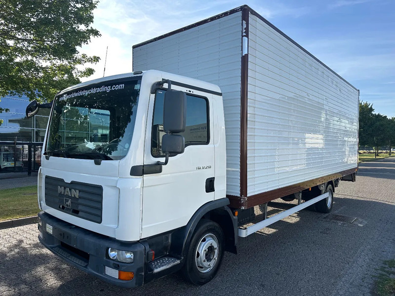 MAN TGL 12.210 MANUAL + 2000 KG LIFT + 2.60 M HIGH BIG BOX + AIRCO + SPRING / SPRING + 3 SEATS - Camión caja cerrada: foto 1 MAN TGL 12.210 MANUAL + 2000 KG LIFT + 2.60 M HIGH BIG BOX + AIRCO + SPRING / SPRING + 3 SEATS - Camión caja cerrada: foto 1