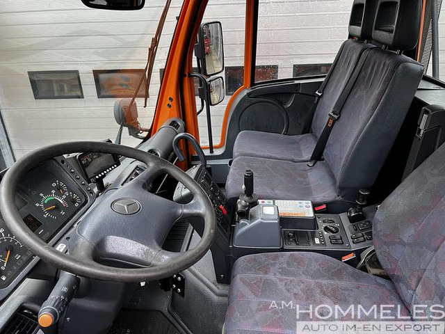 Foto del interior 1: Camión Unimog U300