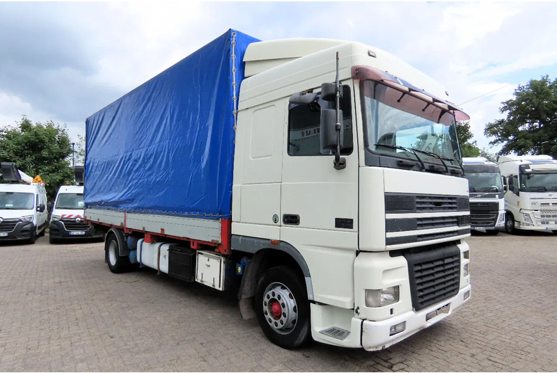 DAF XF 95.430 Manual diesel injection! Manual gearbox! - Camión lona: foto 1 DAF XF 95.430 Manual diesel injection! Manual gearbox! - Camión lona: foto 1