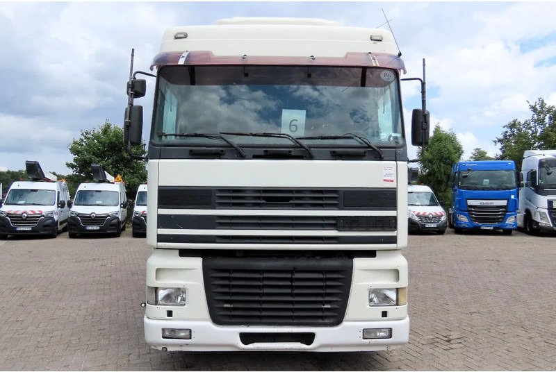 DAF XF 95.430 Manual diesel injection! Manual gearbox! - Camión lona: foto 4 DAF XF 95.430 Manual diesel injection! Manual gearbox! - Camión lona: foto 4
