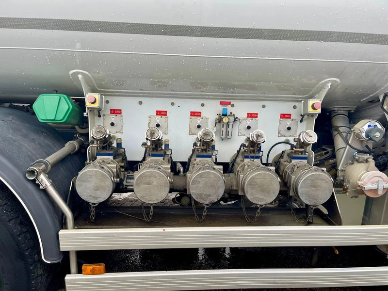 Camión cisterna Renault Premium 380 13390L, 5 COMPARTMENTS, FULL AIR SUSPENSION: foto 13 Camión cisterna Renault Premium 380 13390L, 5 COMPARTMENTS, FULL AIR SUSPENSION: foto 13