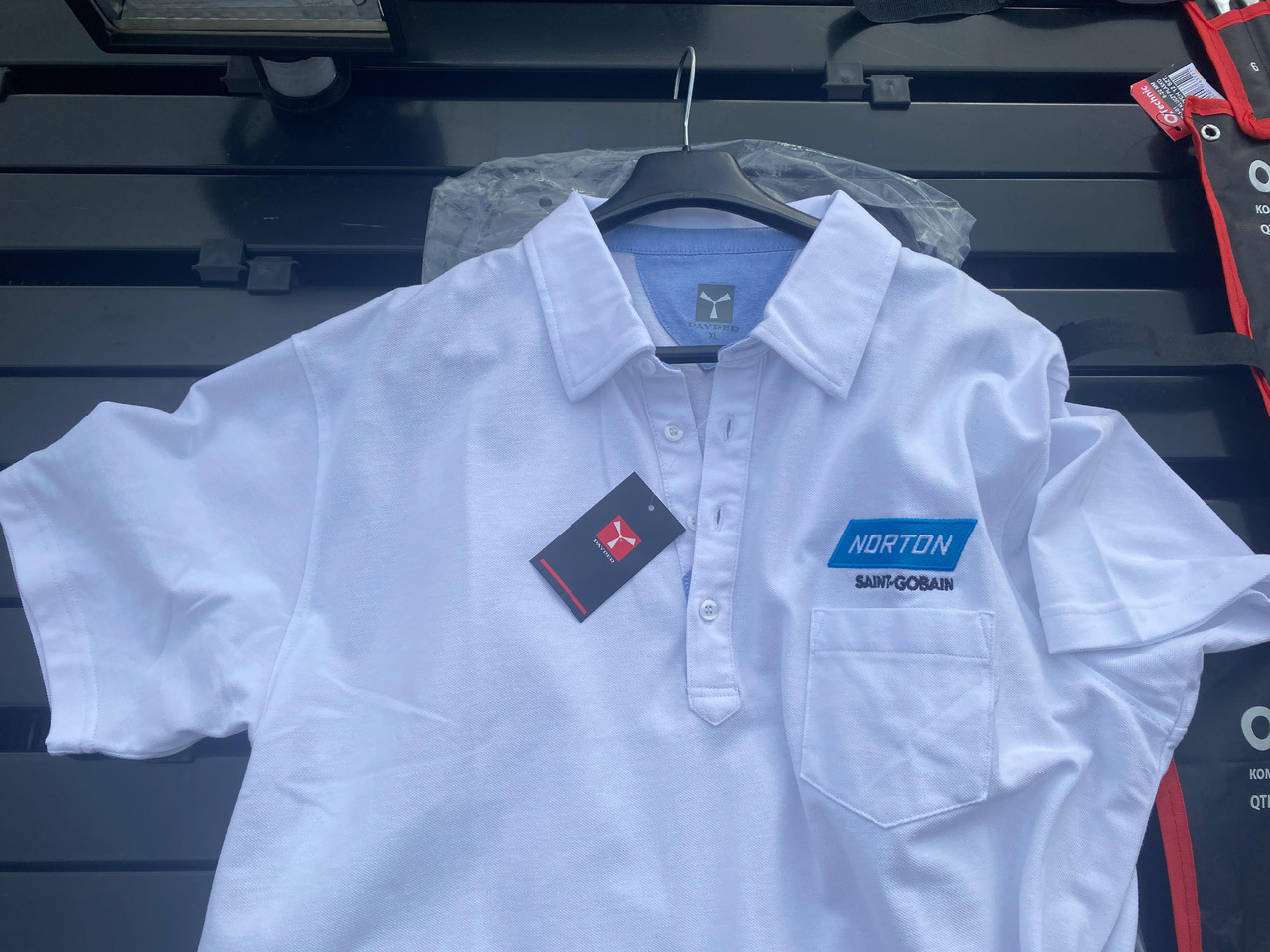 Norton, Dedra ukośnica, zestaw kluczy, lampa z czujnikiem, koszulka Polo - Herramienta/ Equipo: foto 4 Norton, Dedra ukośnica, zestaw kluczy, lampa z czujnikiem, koszulka Polo - Herramienta/ Equipo: foto 4