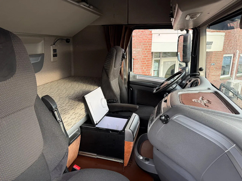 DAF XF 440 XF440 4X2 / hydrauliek / schuifschotel / alcoa / top staat / "BLACK BEAUTY" - Cabeza tractora: foto 4 DAF XF 440 XF440 4X2 / hydrauliek / schuifschotel / alcoa / top staat / "BLACK BEAUTY" - Cabeza tractora: foto 4