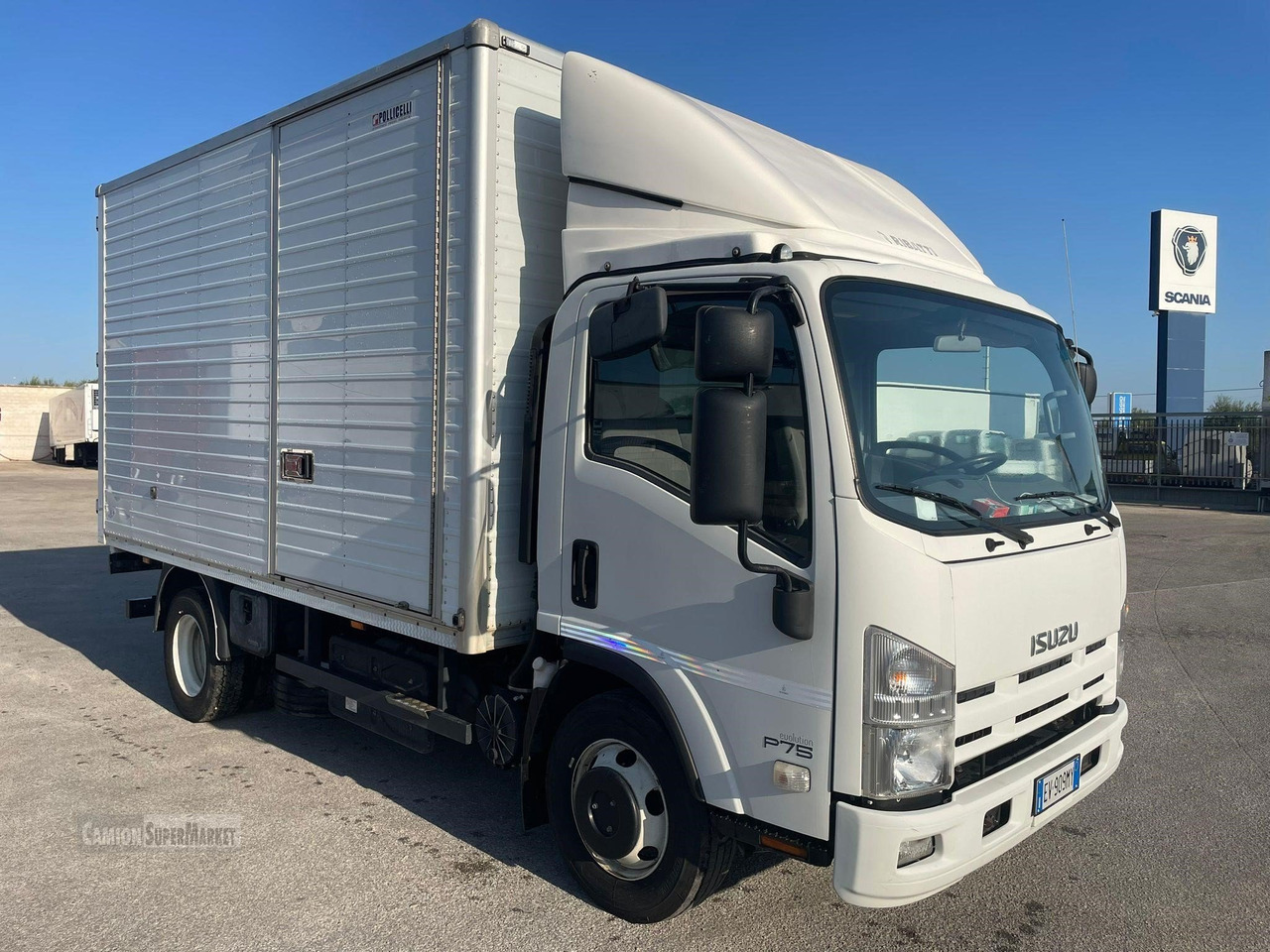 ISUZU P75 - Camión caja cerrada: foto 1 ISUZU P75 - Camión caja cerrada: foto 1