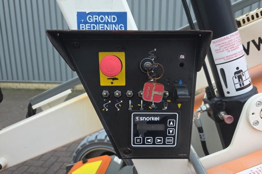 Snorkel A38E As-Is, Electric, 13.5m Working Height, 6.1m R - Plataforma articulada: foto 4 Snorkel A38E As-Is, Electric, 13.5m Working Height, 6.1m R - Plataforma articulada: foto 4