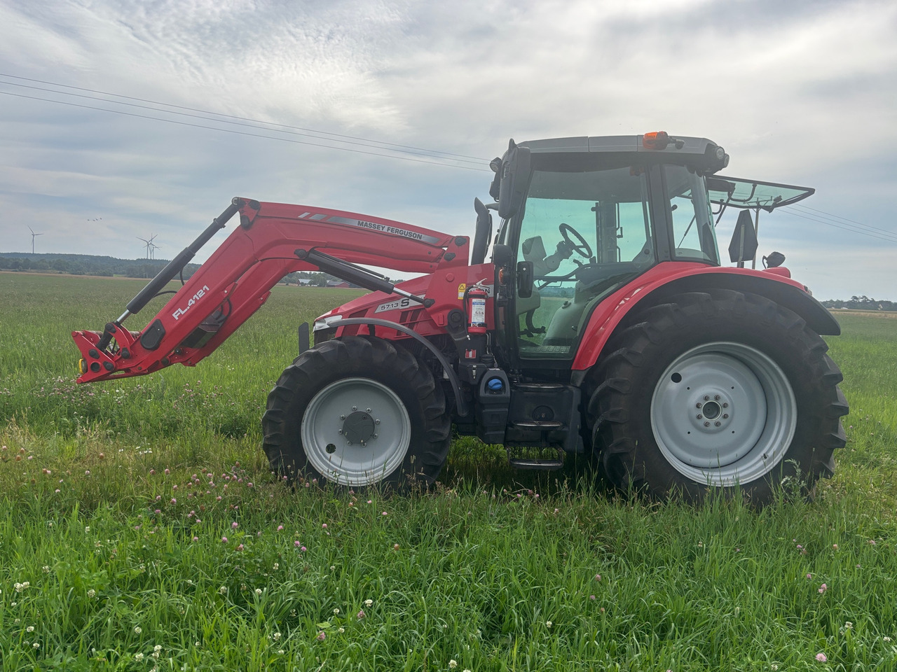 Massey Ferguson 5713S - Tractor: foto 1 Massey Ferguson 5713S - Tractor: foto 1