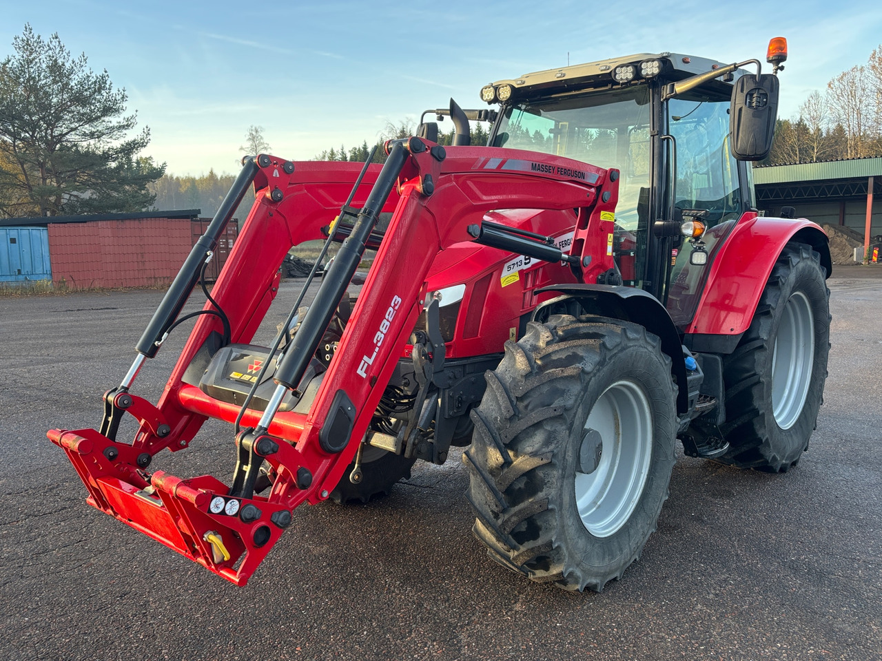 Massey Ferguson 5713S - Tractor: foto 1 Massey Ferguson 5713S - Tractor: foto 1