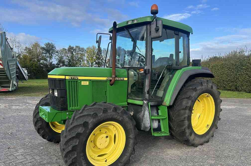John Deere 6110 - Tractor: foto 1 John Deere 6110 - Tractor: foto 1