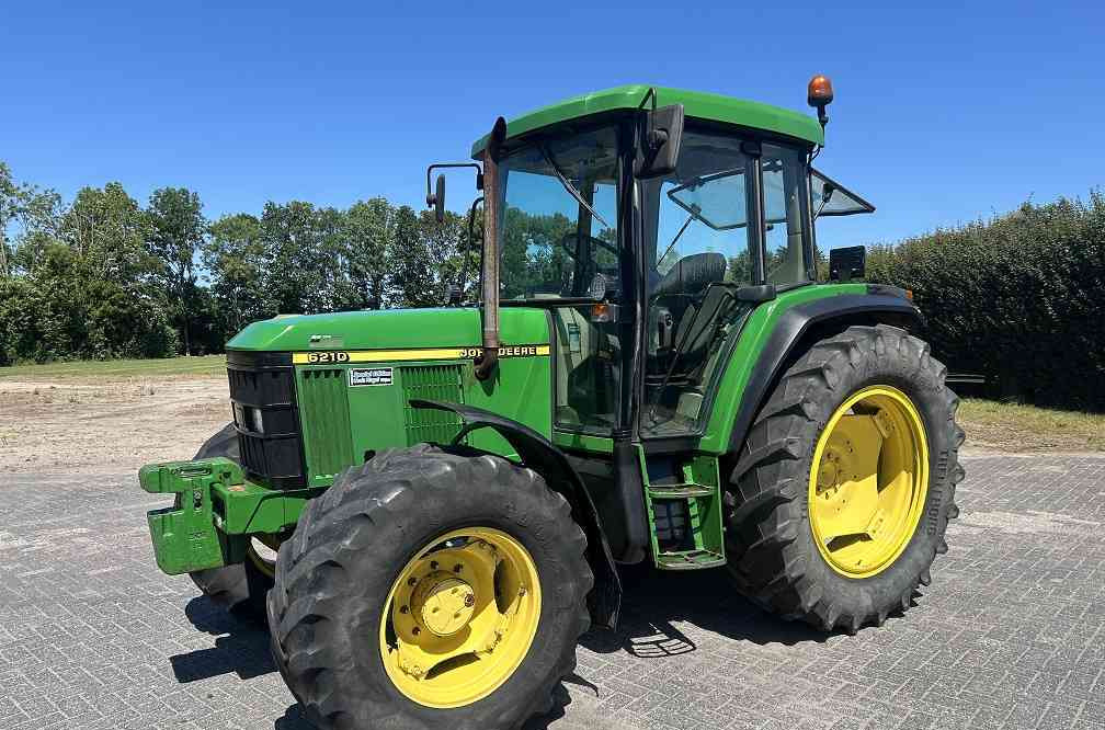 John Deere 6210 - Tractor: foto 1 John Deere 6210 - Tractor: foto 1