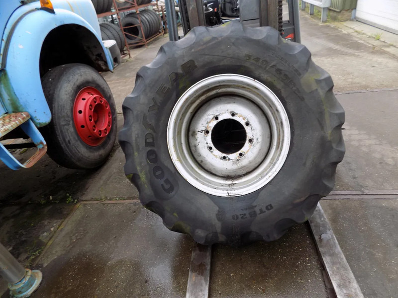 GOOD YEAR banden met velg good year banden met velg 540/65 R 24 - Cosechadora de granos: foto 1 GOOD YEAR banden met velg good year banden met velg 540/65 R 24 - Cosechadora de granos: foto 1