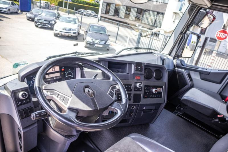 Foto del interior 1: Cabeza tractora Renault T440