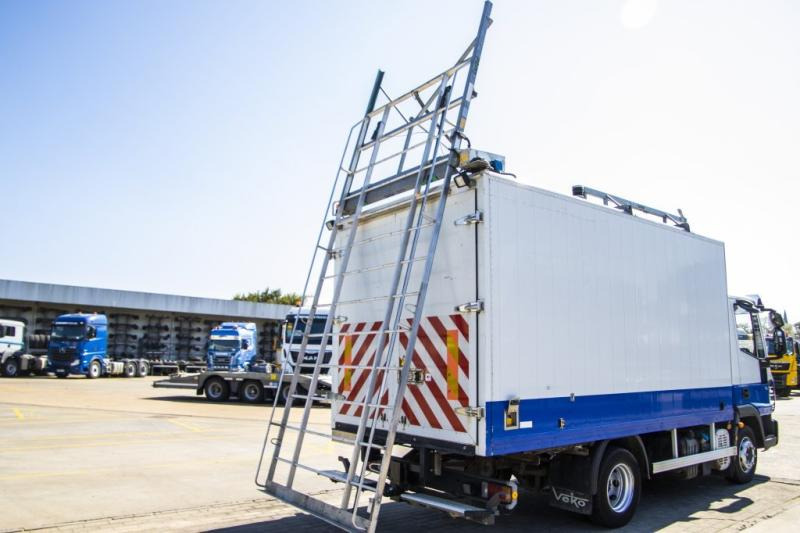 Iveco EUROCARGO 90E18- E5 +Porte-bagages réglable - Camión caja cerrada: foto 1 Iveco EUROCARGO 90E18- E5 +Porte-bagages réglable - Camión caja cerrada: foto 1
