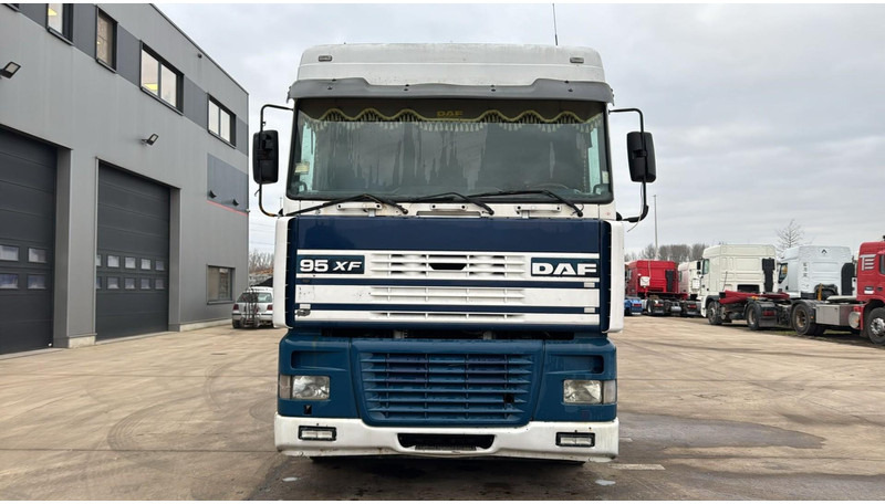 DAF XF 95.380 (EURO 2 / MANUAL GEARBOX / BOITE MANUELLE / TRES PROPRE / CLEAN TRUCK) - Cabeza tractora: foto 2 DAF XF 95.380 (EURO 2 / MANUAL GEARBOX / BOITE MANUELLE / TRES PROPRE / CLEAN TRUCK) - Cabeza tractora: foto 2