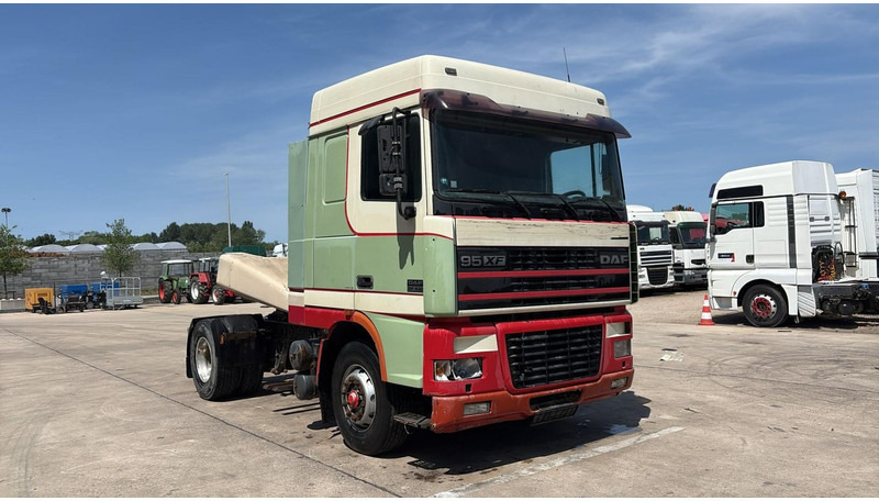 DAF XF 95.430 (EURO 3 / BOITE MANUELLE / MANUAL GEARBOX) - Cabeza tractora: foto 3 DAF XF 95.430 (EURO 3 / BOITE MANUELLE / MANUAL GEARBOX) - Cabeza tractora: foto 3