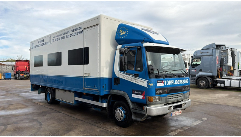DAF 45 ATI 150 (BELGIAN TRUCK / STEEL SUSP. / LAMES / PERFECT CONDITION / LIFT) - Camión caja cerrada: foto 2 DAF 45 ATI 150 (BELGIAN TRUCK / STEEL SUSP. / LAMES / PERFECT CONDITION / LIFT) - Camión caja cerrada: foto 2