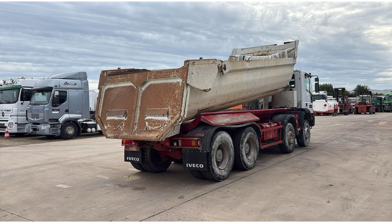 Iveco EUROTRAKKER 320 E 35 (GRAND PONT / LAMES / POMPE MANUELLE / 8X4 / CURSOR 8) - Camión volquete: foto 5 Iveco EUROTRAKKER 320 E 35 (GRAND PONT / LAMES / POMPE MANUELLE / 8X4 / CURSOR 8) - Camión volquete: foto 5