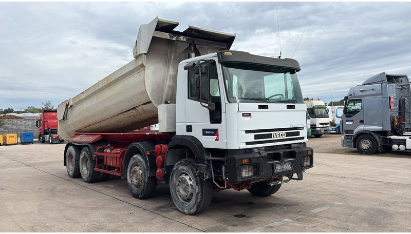 Iveco EUROTRAKKER 320 E 35 (GRAND PONT / LAMES / POMPE MANUELLE / 8X4 / CURSOR 8) - Camión volquete: foto 3 Iveco EUROTRAKKER 320 E 35 (GRAND PONT / LAMES / POMPE MANUELLE / 8X4 / CURSOR 8) - Camión volquete: foto 3