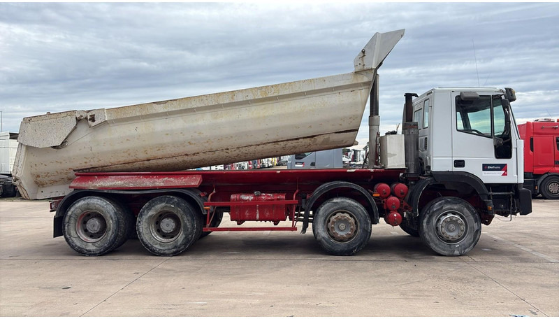 Iveco EUROTRAKKER 320 E 35 (GRAND PONT / LAMES / POMPE MANUELLE / 8X4 / CURSOR 8) - Camión volquete: foto 4 Iveco EUROTRAKKER 320 E 35 (GRAND PONT / LAMES / POMPE MANUELLE / 8X4 / CURSOR 8) - Camión volquete: foto 4