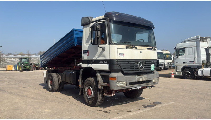 Mercedes-Benz Actros 1843 (4X4 / EPS / GRAND PONT / LAMES / V6 / 2 PONTS) - Camión volquete: foto 2 Mercedes-Benz Actros 1843 (4X4 / EPS / GRAND PONT / LAMES / V6 / 2 PONTS) - Camión volquete: foto 2