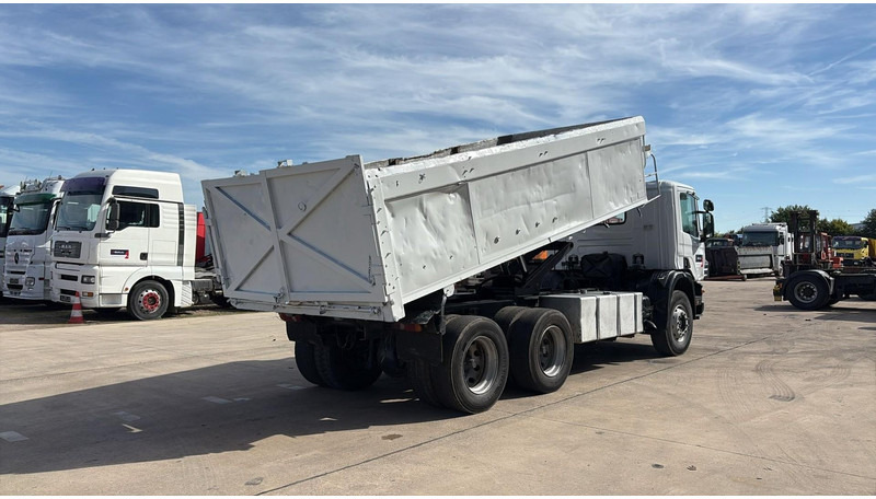 Scania 94 - 260 (BOITE MANUELLE / LAMES / STEEL SUSP. / 6X4 / MANUAL GEARBOX) - Camión volquete: foto 4 Scania 94 - 260 (BOITE MANUELLE / LAMES / STEEL SUSP. / 6X4 / MANUAL GEARBOX) - Camión volquete: foto 4