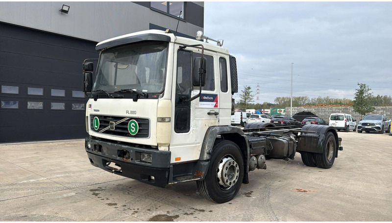 Volvo FL 220 (FULL STEEL SUSP. / 10 BOLTS / 18 TONS / VERY CLEAN CHASSIS !!! / CHASSIS 5.50M LENGHT) - Camión chasis: foto 1 Volvo FL 220 (FULL STEEL SUSP. / 10 BOLTS / 18 TONS / VERY CLEAN CHASSIS !!! / CHASSIS 5.50M LENGHT) - Camión chasis: foto 1