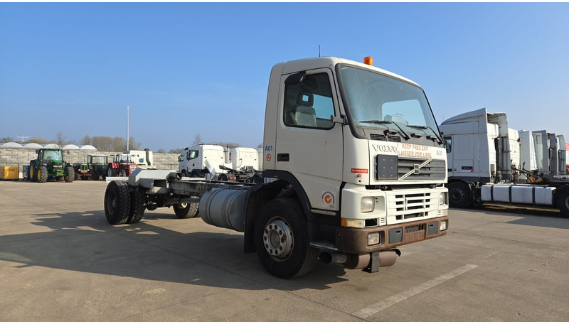 Volvo FM 7 - 290 (60.000 KM ORIGINAL !!! / POMPE MANUELLE / LAMES / GRAND PONT / EX AEROPORT) - Camión chasis: foto 4 Volvo FM 7 - 290 (60.000 KM ORIGINAL !!! / POMPE MANUELLE / LAMES / GRAND PONT / EX AEROPORT) - Camión chasis: foto 4