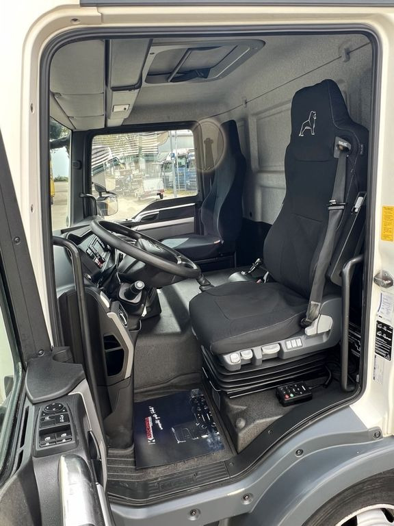 Foto del interior 1: Furgoneta frigorifica MAN TGL 8.220 Kühlkoffer 5,26m LBW Klima Luftgef. MAN TGL 8.220 Kühlkoffer 5,26m LBW Klima Luftgef. Foto del interior 1: Furgoneta frigorifica MAN TGL 8.220 Kühlkoffer 5,26m LBW Klima Luftgef. MAN TGL 8.220 Kühlkoffer 5,26m LBW Klima Luftgef.