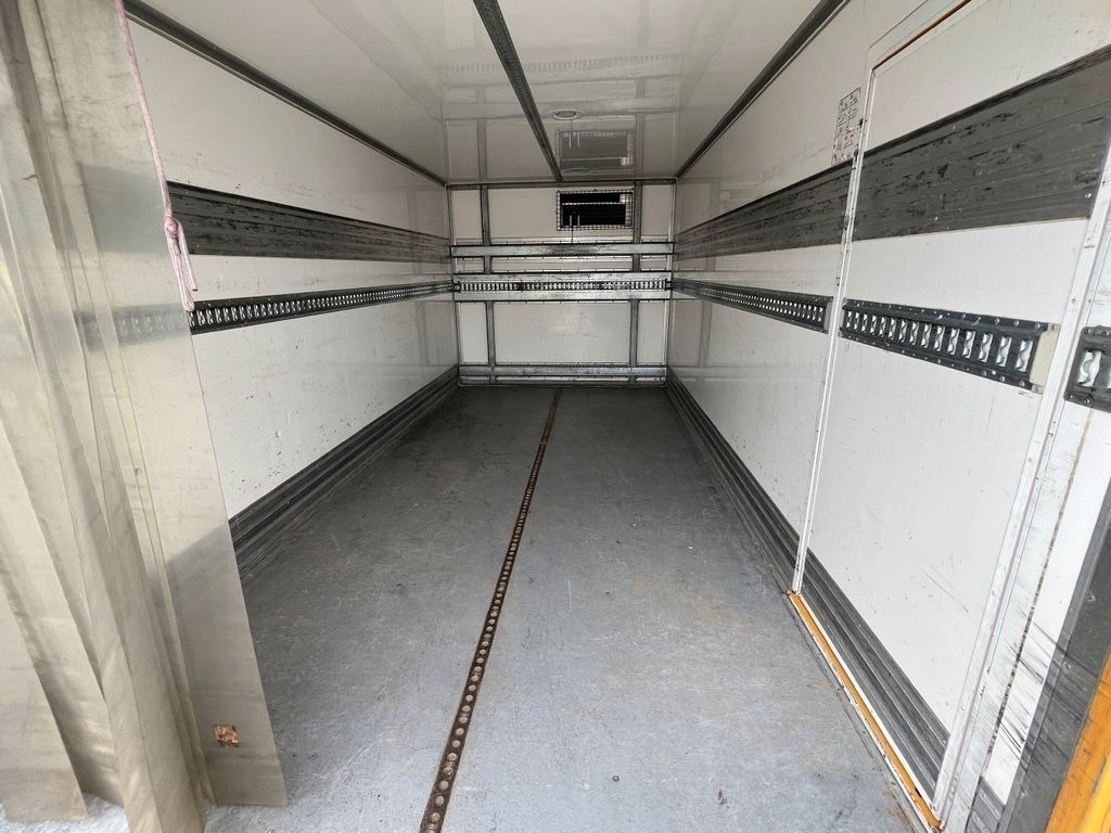 Furgoneta frigorifica MAN TGL 8.220 Kühlkoffer 5,26m LBW Klima Luftgef. MAN TGL 8.220 Kühlkoffer 5,26m LBW Klima Luftgef.: foto 12 Furgoneta frigorifica MAN TGL 8.220 Kühlkoffer 5,26m LBW Klima Luftgef. MAN TGL 8.220 Kühlkoffer 5,26m LBW Klima Luftgef.: foto 12