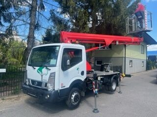 Nissan NT400 - Camión con plataforma elevadora: foto 1 Nissan NT400 - Camión con plataforma elevadora: foto 1