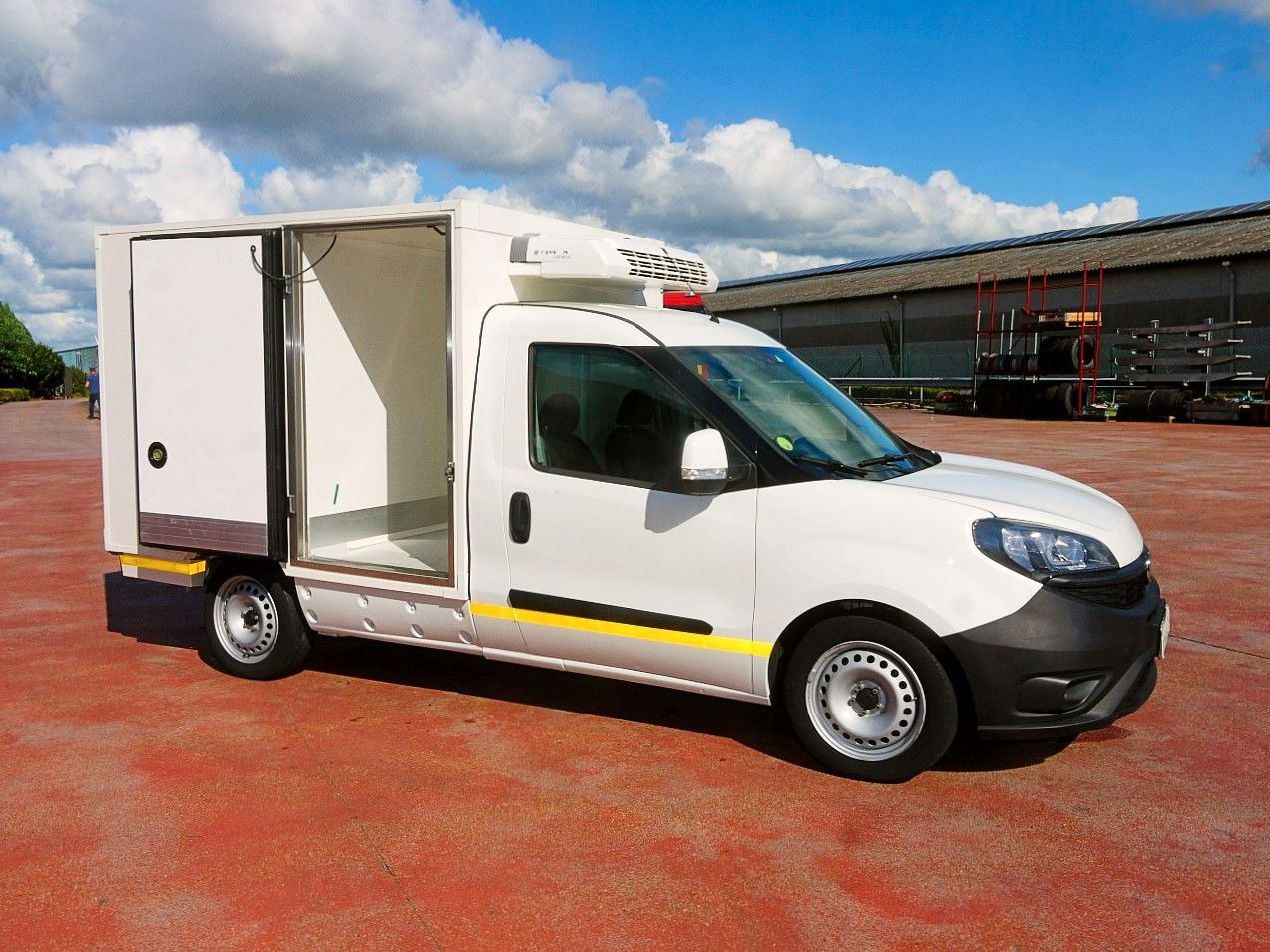 Fiat DOBLO 1.6 KUHLKOFFER THERMOKING MT A/C - Furgoneta frigorifica: foto 3 Fiat DOBLO 1.6 KUHLKOFFER THERMOKING MT A/C - Furgoneta frigorifica: foto 3