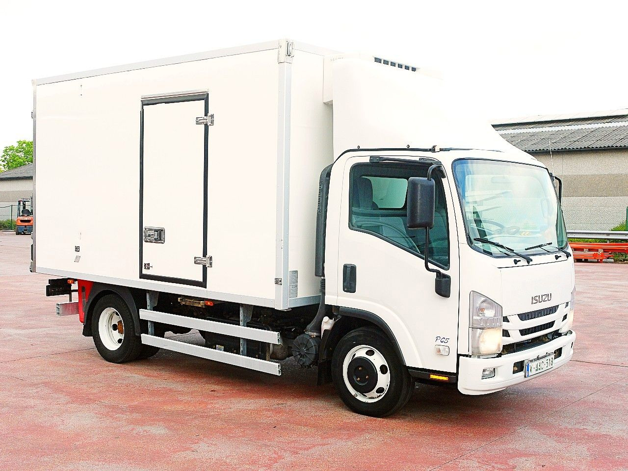 Isuzu N2R 75 KUHLKOFFER THERMOKING V500 MAX €6 - Furgoneta frigorifica: foto 2 Isuzu N2R 75 KUHLKOFFER THERMOKING V500 MAX €6 - Furgoneta frigorifica: foto 2