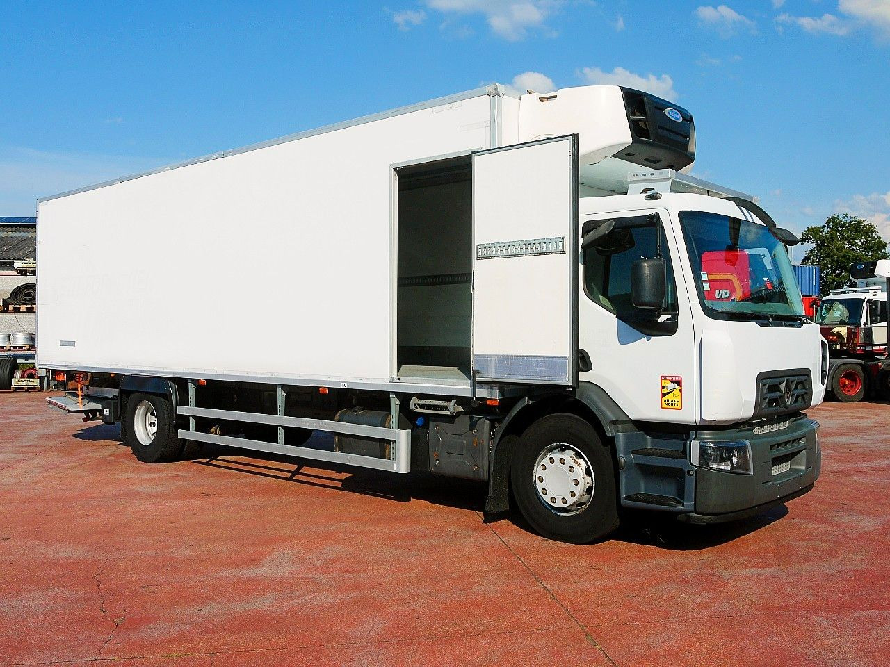 Renault D19 280 KUHLKOFFER CARRIER SUPRA 1150 MT - Camión frigorífico: foto 3 Renault D19 280 KUHLKOFFER CARRIER SUPRA 1150 MT - Camión frigorífico: foto 3