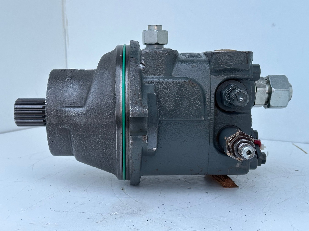 Liebherr Hydraulikeinbaumotor Typ:FMF090. ID-Nr.10139164 - ID-Nr.11371743. R946 LC, R946 LC-V, R946 NLC, R946 S-HD, R950 LC-V, R950 S-HD, R950. #11371743.11929# - Reductor de giro para Excavadora: foto 3 Liebherr Hydraulikeinbaumotor Typ:FMF090. ID-Nr.10139164 - ID-Nr.11371743. R946 LC, R946 LC-V, R946 NLC, R946 S-HD, R950 LC-V, R950 S-HD, R950. #11371743.11929# - Reductor de giro para Excavadora: foto 3