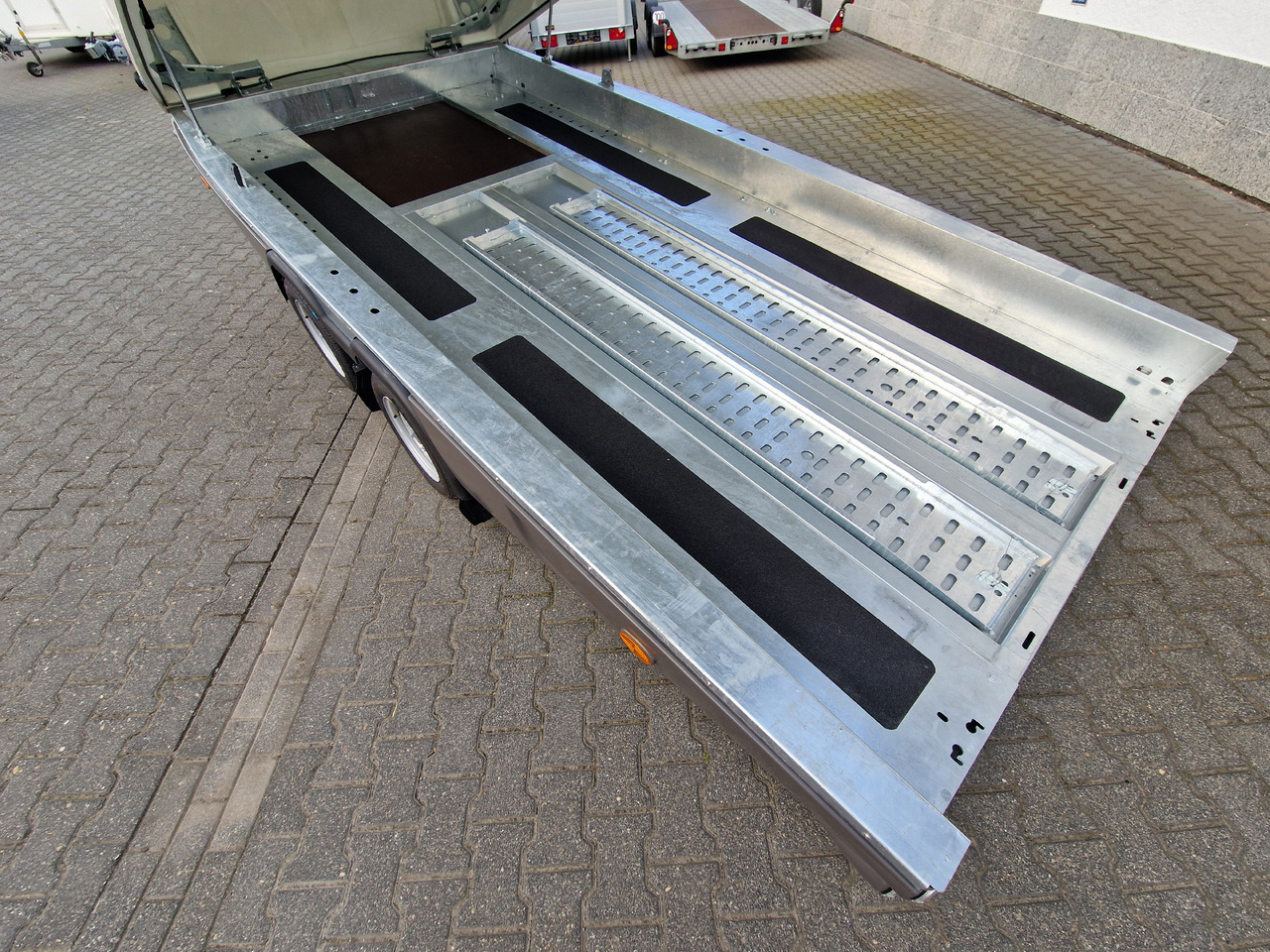 BJT Race Shuttle 2 Transporter 430x195x160cm ankippbar Winde 2600kg 100 km/H Modell 2024 - Remolque portavehículos: foto 3 BJT Race Shuttle 2 Transporter 430x195x160cm ankippbar Winde 2600kg 100 km/H Modell 2024 - Remolque portavehículos: foto 3