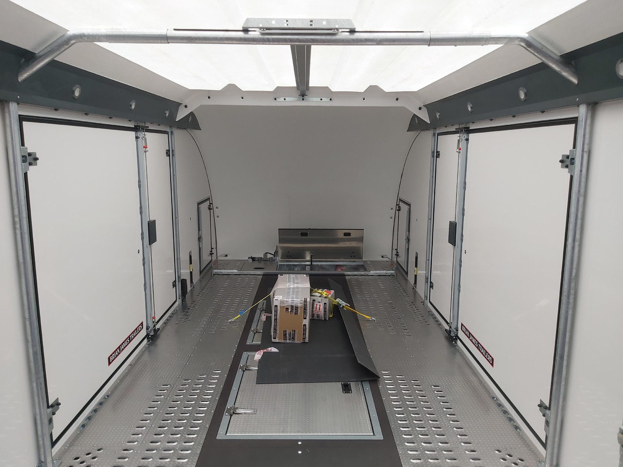 Remolque portavehículos BJT Race Transporter 6 396-2040 600x235x189cm weiß Lichtpaket Alufelgen darkline 10" 3500kg 22: foto 6