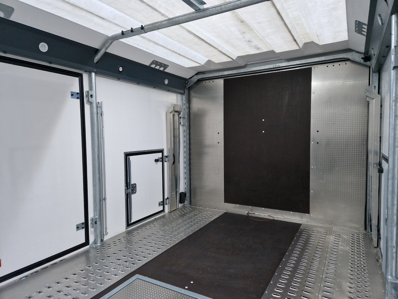BJT Race Transporter 6 396-3040 600x235x189cm black Markise re/li Motorsport Automotiv Tridem 3500kg - Remolque portavehículos: foto 5 BJT Race Transporter 6 396-3040 600x235x189cm black Markise re/li Motorsport Automotiv Tridem 3500kg - Remolque portavehículos: foto 5