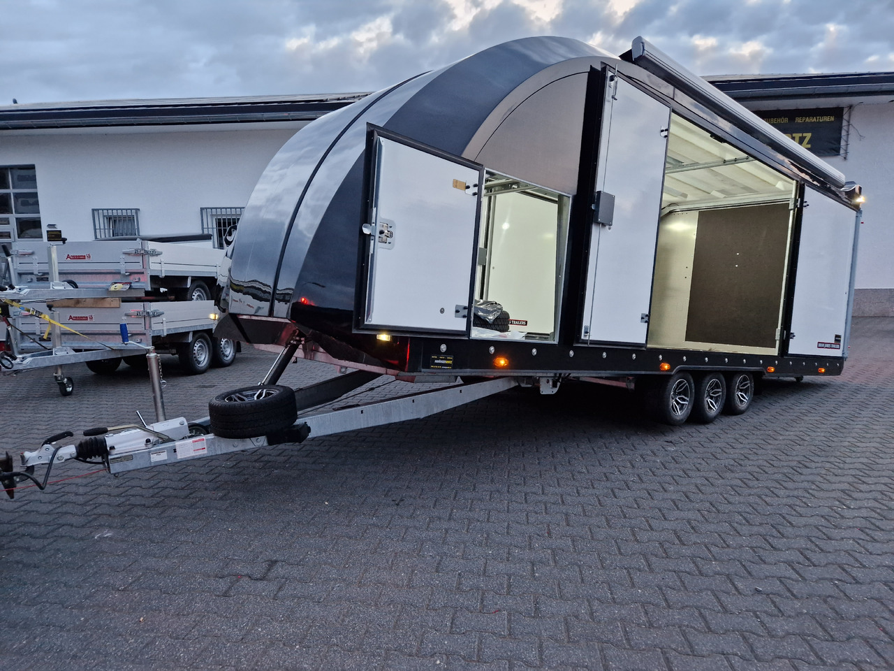 BJT Race Transporter 6 396-3040 600x235x189cm black Markise re/li Motorsport Automotiv Tridem 3500kg - Remolque portavehículos: foto 2 BJT Race Transporter 6 396-3040 600x235x189cm black Markise re/li Motorsport Automotiv Tridem 3500kg - Remolque portavehículos: foto 2