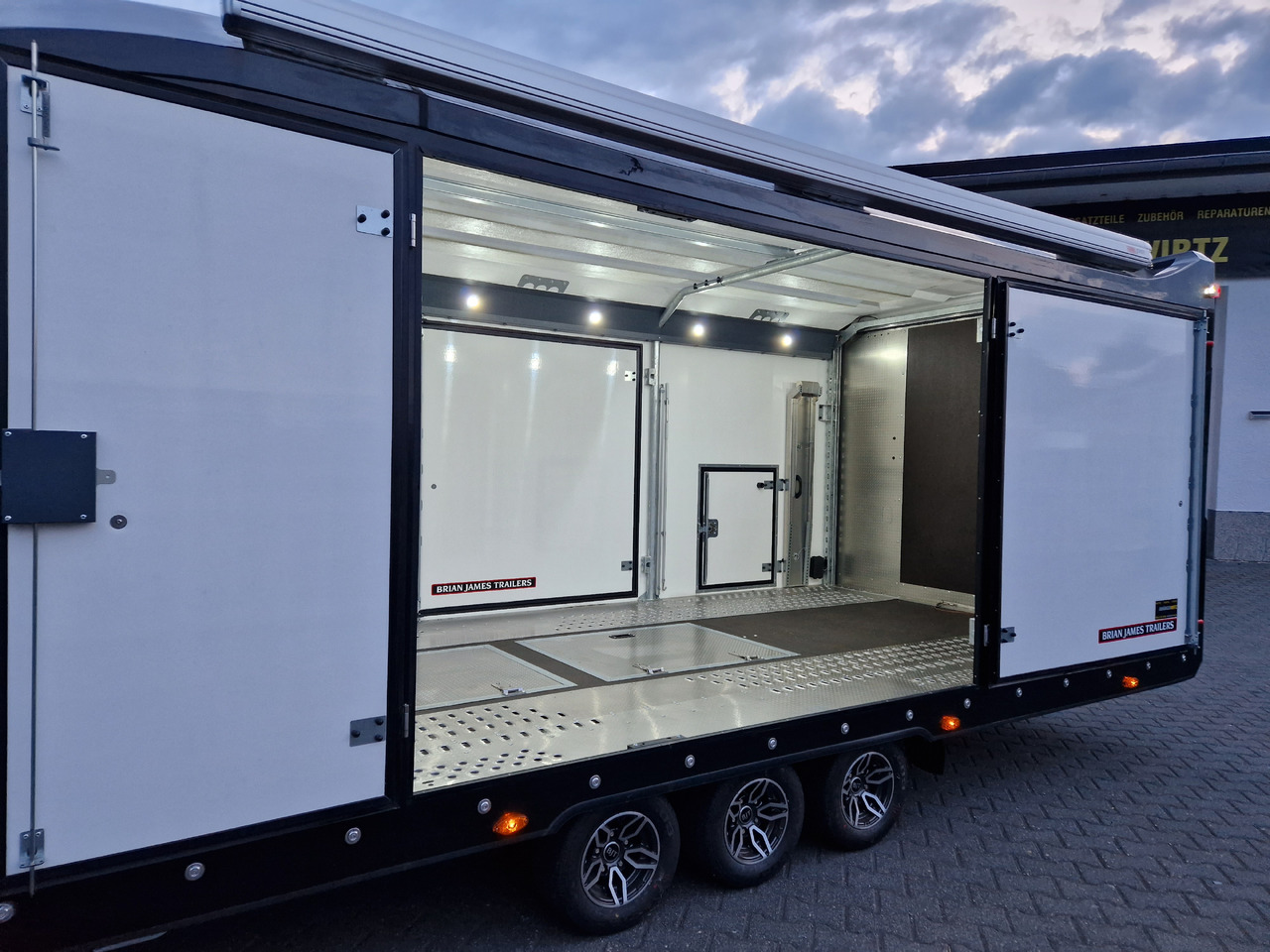BJT Race Transporter 6 396-3040 600x235x189cm black Markise re/li Motorsport Automotiv Tridem 3500kg - Remolque portavehículos: foto 3 BJT Race Transporter 6 396-3040 600x235x189cm black Markise re/li Motorsport Automotiv Tridem 3500kg - Remolque portavehículos: foto 3