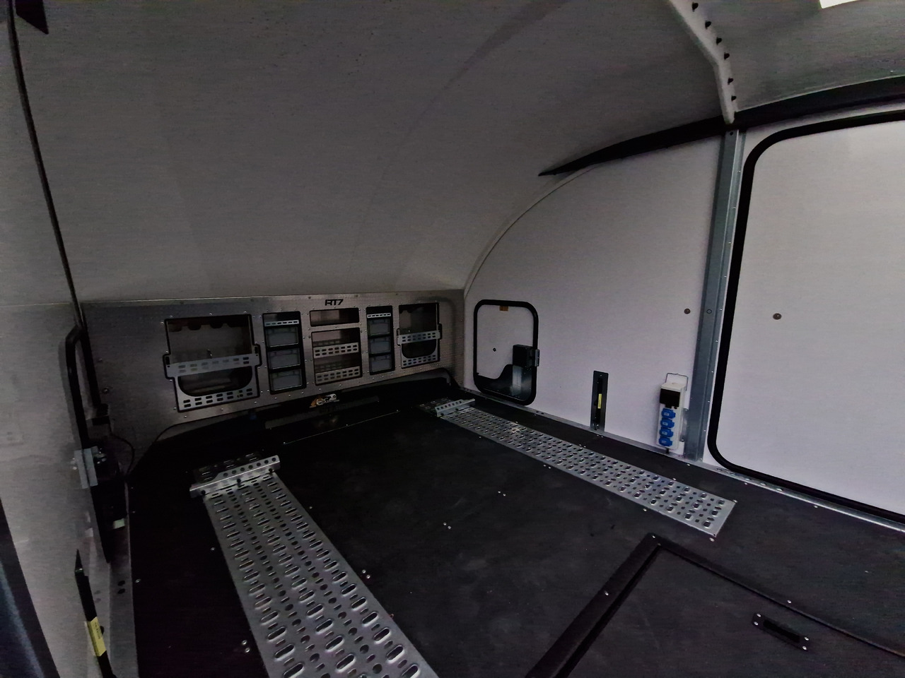 BJT Race Transporter 7 397-6023-35-3-10-B 600x228cm Premium Stauraum Kamera RR 230V Tridem 3500kg - Remolque portavehículos: foto 3 BJT Race Transporter 7 397-6023-35-3-10-B 600x228cm Premium Stauraum Kamera RR 230V Tridem 3500kg - Remolque portavehículos: foto 3