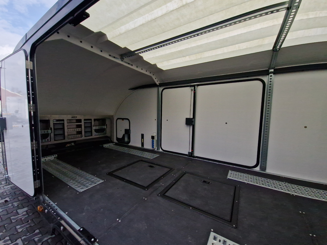BJT Race Transporter 7 397-6023-35-3-10-B 600x228cm Premium Stauraum Kamera RR 230V Tridem 3500kg - Remolque portavehículos: foto 5 BJT Race Transporter 7 397-6023-35-3-10-B 600x228cm Premium Stauraum Kamera RR 230V Tridem 3500kg - Remolque portavehículos: foto 5