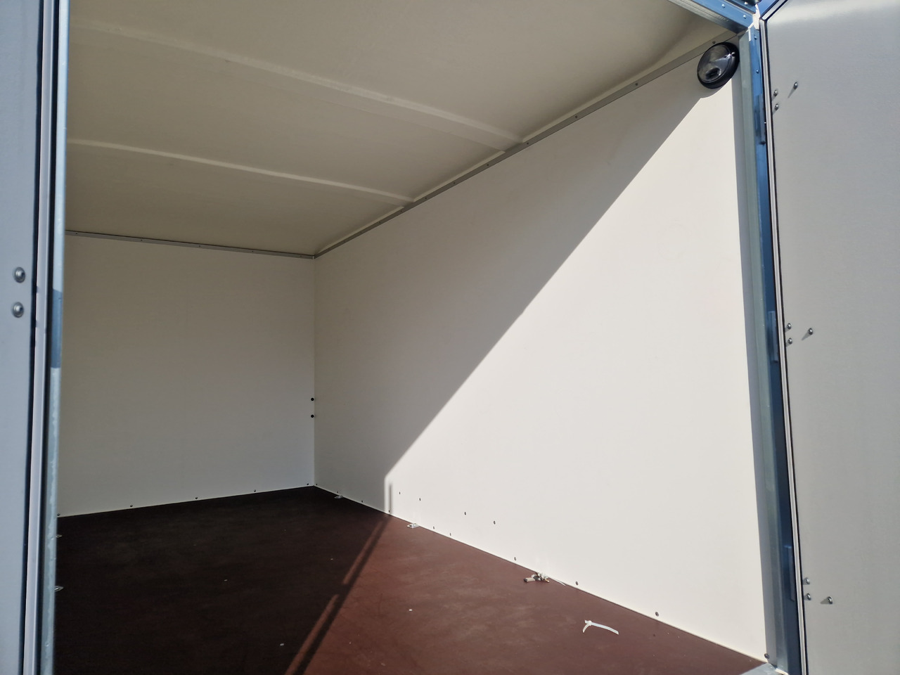 Remolque caja cerrada Böckmann Koffer KT 4018/27 H weiß 400x185x202cm (XL) 2700kg Modell 2024: foto 6