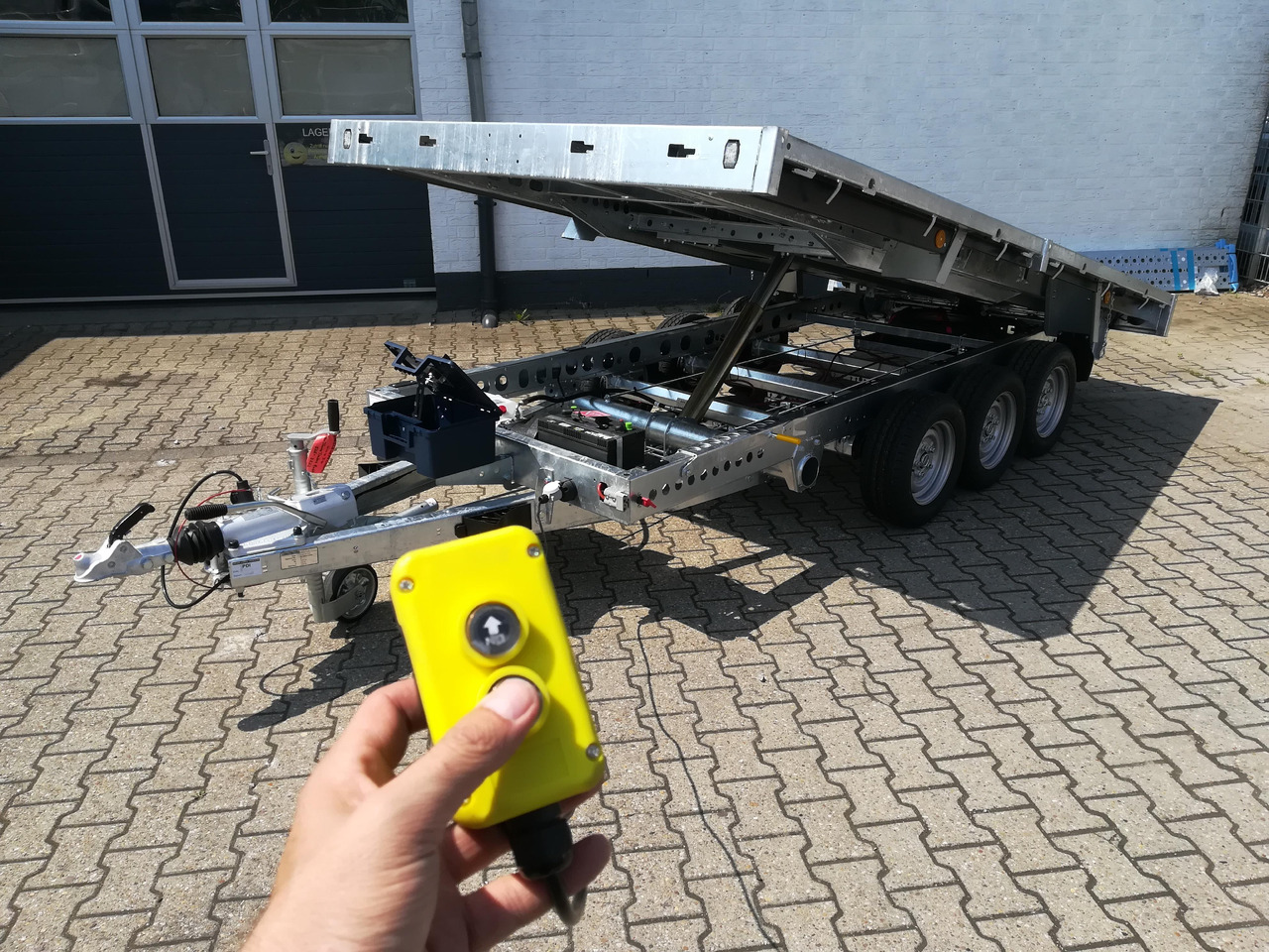 Brian James Trailer CarGO Tipper 2 elektrisch 360x195x30cm Stahlbordwände Pendel 12" Tridem 3,5t on - Remolque volquete: foto 3 Brian James Trailer CarGO Tipper 2 elektrisch 360x195x30cm Stahlbordwände Pendel 12" Tridem 3,5t on - Remolque volquete: foto 3