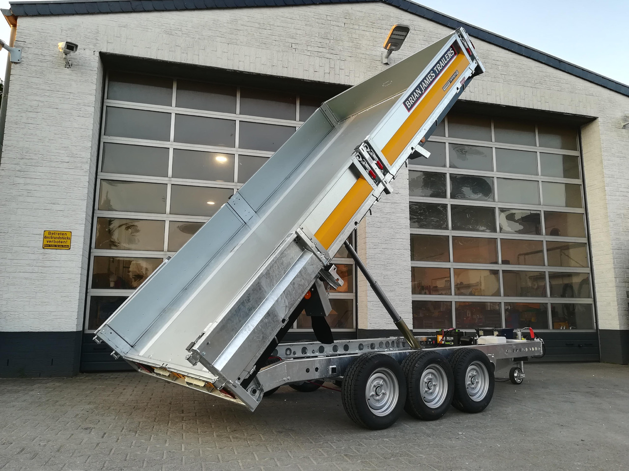 Brian James Trailer CarGO Tipper 2 elektrisch 360x195x30cm Stahlbordwände Pendel 12" Tridem 3,5t on - Remolque volquete: foto 1 Brian James Trailer CarGO Tipper 2 elektrisch 360x195x30cm Stahlbordwände Pendel 12" Tridem 3,5t on - Remolque volquete: foto 1